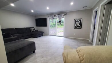 8 Robert C Keri Ct, Unit 2 in Somerset, NJ - Building Photo - Building Photo
