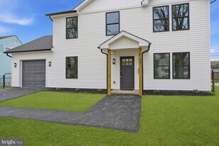 20 Redbrook Ln in Levittown, PA - Building Photo