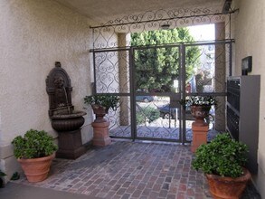 1335 S Carmelina Ave-Unit -108 in Los Angeles, CA - Building Photo - Building Photo