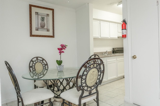 Falls of Westpark in Houston, TX - Building Photo - Interior Photo