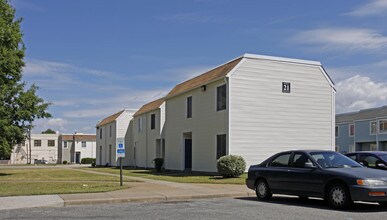 Newport Harbour Apartments in Newport News, VA - Foto de edificio - Building Photo