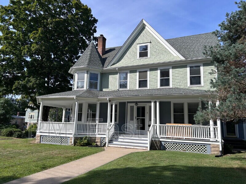 4 Goldberg Ave in Norwich, CT - Building Photo
