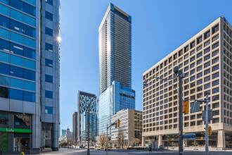 488 University Ave Residences in Toronto, ON - Building Photo - Building Photo