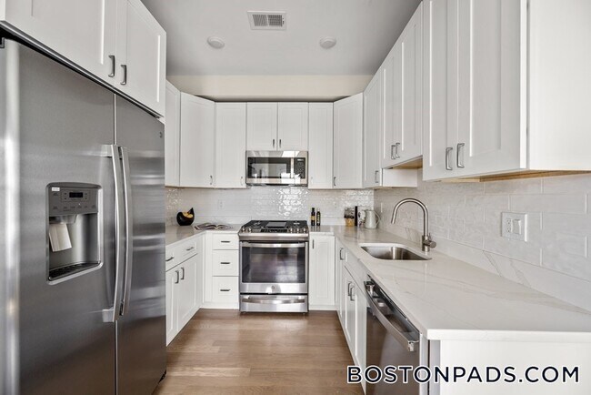 303 Maverick St in Boston, MA - Foto de edificio - Building Photo