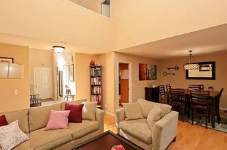 5587 Makati Cir in San Jose, CA - Foto de edificio - Building Photo