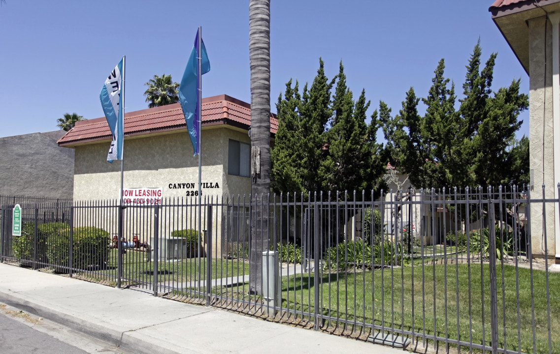 Canyon Villa in Colton, CA - Foto de edificio