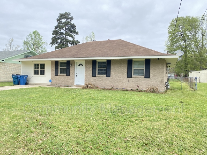 105 Pinoak St in Denham Springs, LA - Building Photo