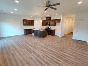 386 Bedrock Loop in West Richland, WA - Building Photo - Building Photo