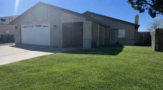 1020 E McElhaney Ave in Santa Maria, CA - Building Photo
