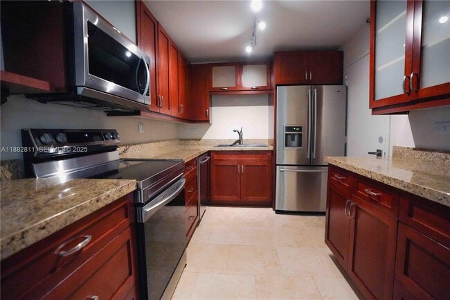 6039 Collins Ave, Unit 503 in Miami Beach, FL - Building Photo - Building Photo