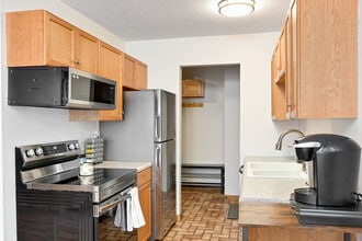 1008 Westbrooke Way in Hopkins, MN - Building Photo - Building Photo