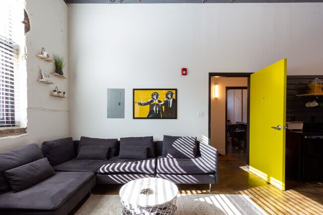 676 Marshall Ave in Memphis, TN - Building Photo - Building Photo