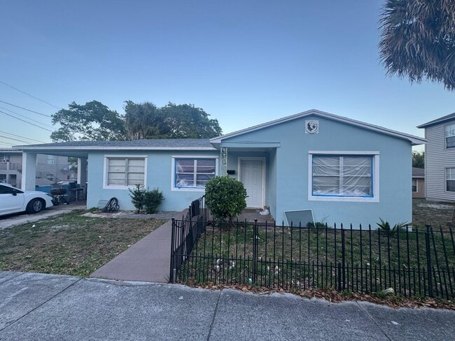 property at 1110 N Sapodilla Ave