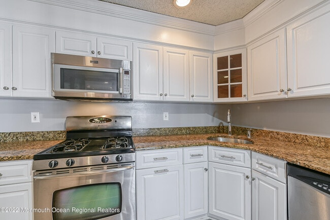 45 Tulip Ln in Freehold, NJ - Building Photo - Building Photo