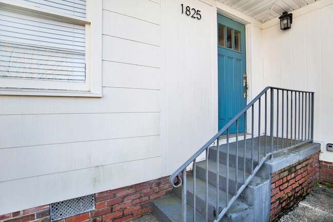 1825 E De Soto St in Pensacola, FL - Building Photo - Building Photo