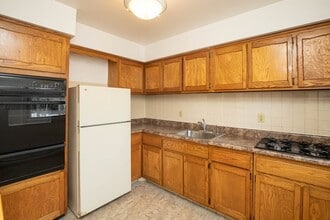 Greenfield Gardens in Edison, NJ - Building Photo - Building Photo