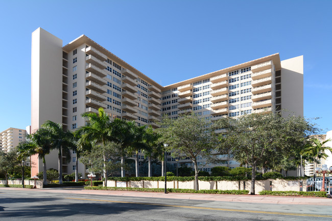 Coral Ridge Towers South in Fort Lauderdale, FL - Building Photo - Building Photo