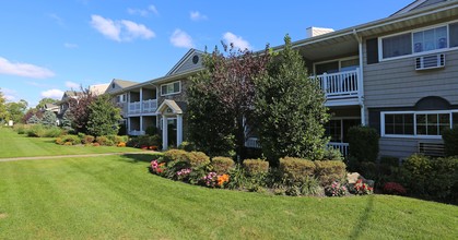 Fairfield Plaza East At Sayville in Sayville, NY - Foto de edificio - Building Photo