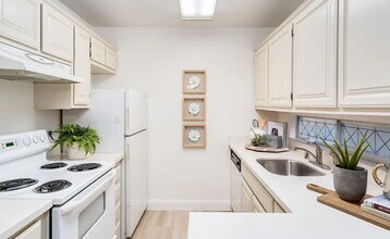 2742 Oak Rd in Walnut Creek, CA - Building Photo - Building Photo