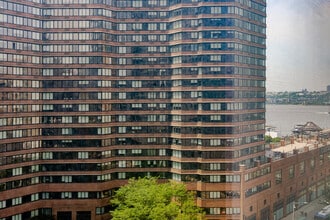 635 W 42nd St in New York, NY - Building Photo - Building Photo