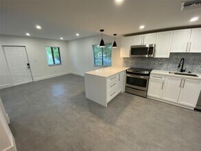 9801 SW 55th St in Miami, FL - Foto de edificio - Building Photo