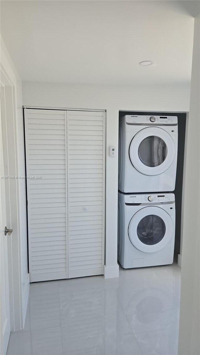 511 W 16th St-Unit -0 in Hialeah, FL - Building Photo - Building Photo