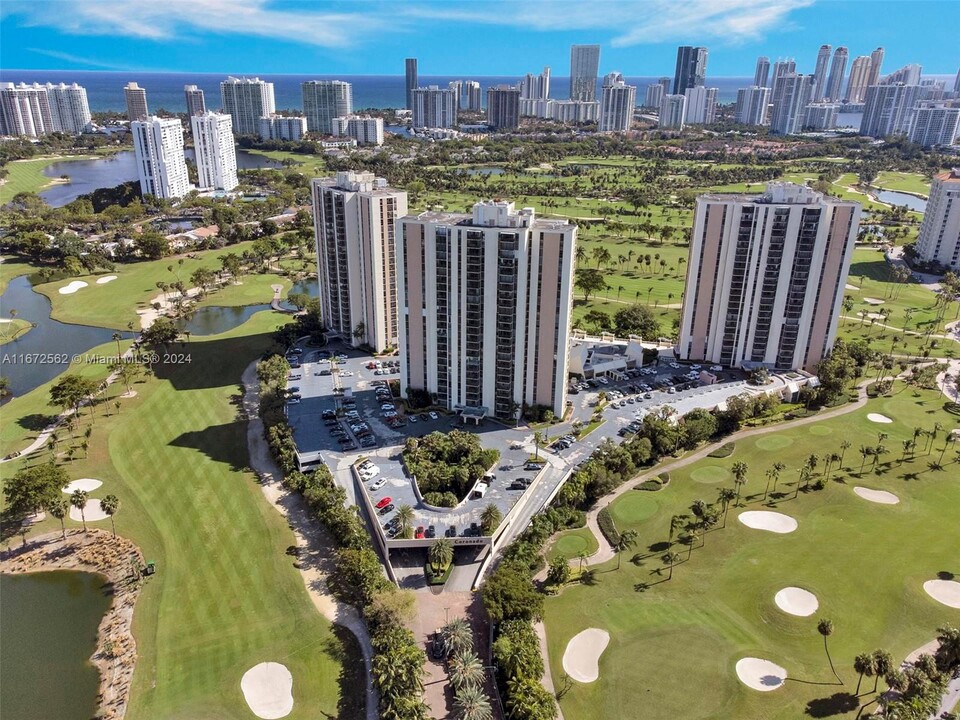 20379 W Country Club Dr, Unit 540 in Aventura, FL - Foto de edificio