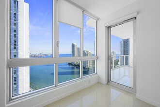 300 S Biscayne Blvd in Miami, FL - Building Photo - Building Photo