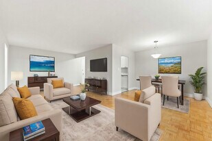 Roxborough Apartments in Ottawa, ON - Building Photo