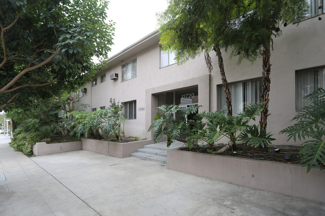 11720 Bellagio Rd in Los Angeles, CA - Building Photo