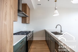 1620 W Grand Ave, Unit 3E in Chicago, IL - Building Photo - Building Photo