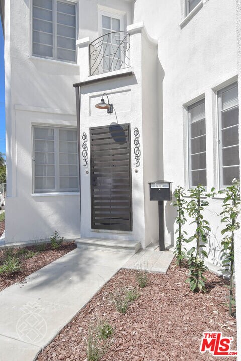 8603 Whitworth Dr in Los Angeles, CA - Building Photo
