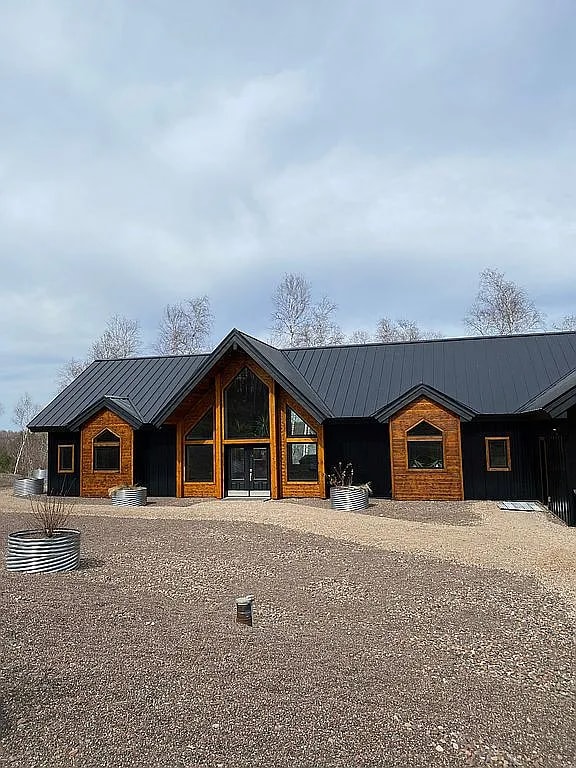 property at 978 Lakeview Dr