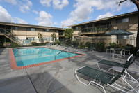 Garden View Apartments in Garden Grove, CA - Foto de edificio - Building Photo