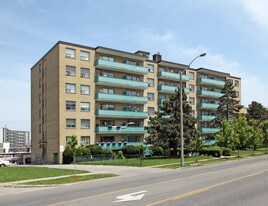 22 Thorncliffe Park Dr in Toronto, ON - Building Photo