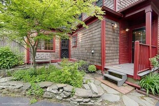 300 Broadway in Newport, RI - Building Photo