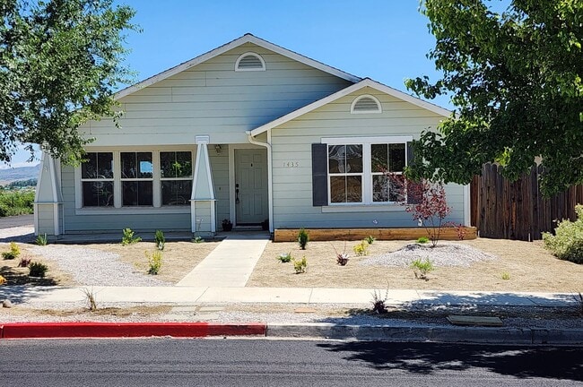 1435 Honey Locust Ave in Gardnerville, NV - Foto de edificio - Building Photo