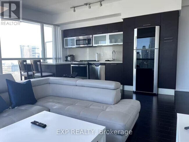 386 Yonge St in Toronto, ON - Building Photo - Building Photo