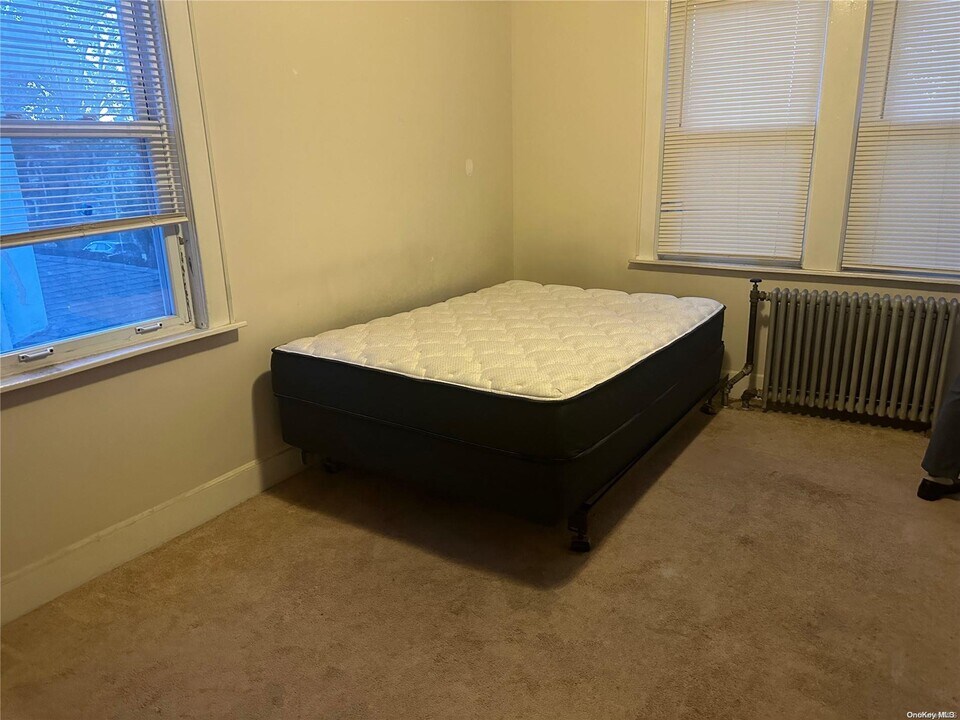 115-62 Newburg St-Unit -ROOM in Queens, NY - Foto de edificio