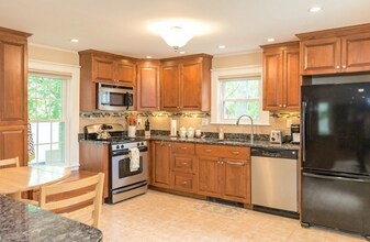 42 River Rdg in Wellesley, MA - Foto de edificio - Building Photo