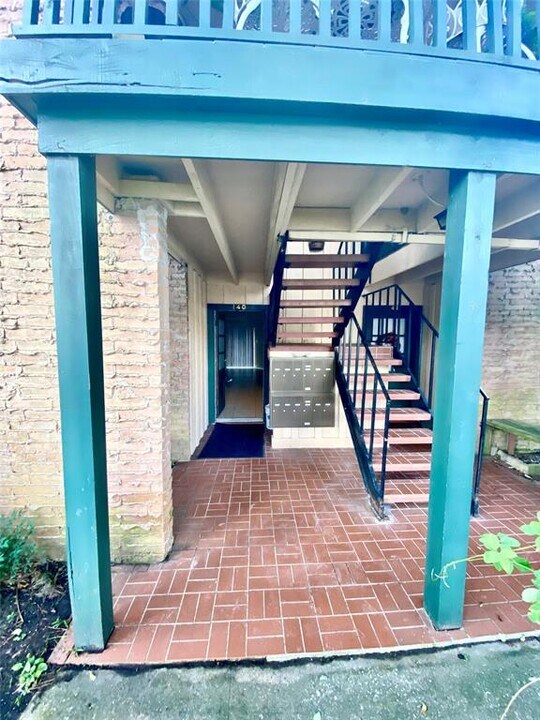 8255 Kingsbrook Rd in Houston, TX - Building Photo