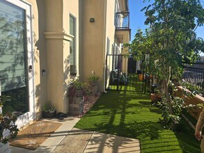 8015 Mermaid Cir in Huntington Beach, CA - Building Photo - Building Photo