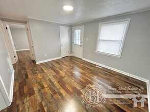 201 E Gilbreath St, Unit A in Graham, NC - Foto de edificio - Building Photo