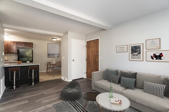 Englewood Villas & Residences in Englewood, OH - Foto de edificio - Building Photo