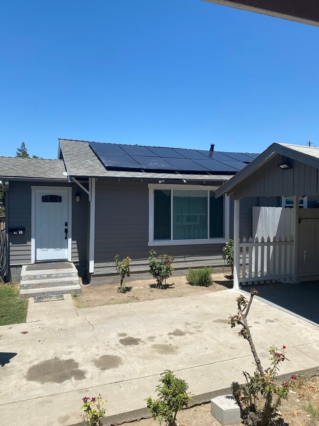 1136 J St in Reedley, CA - Foto de edificio - Building Photo