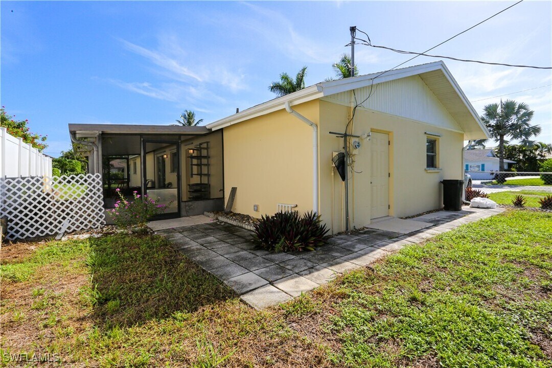 698 107th Ave N in Naples, FL - Building Photo