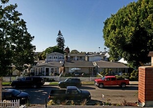 512 Poinsettia Ave in Newport Beach, CA - Building Photo - Building Photo