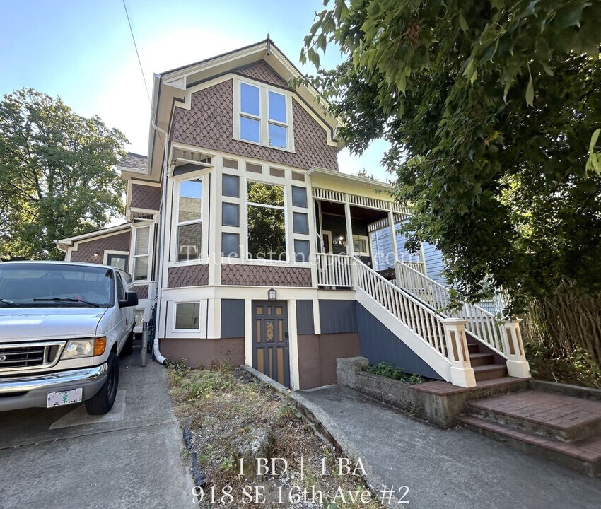 918 SE 16th Ave in Portland, OR - Building Photo