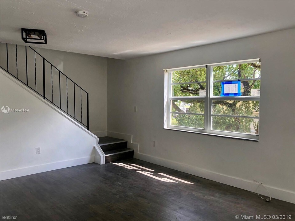 1114 Douglas Rd-Unit -# 6R in Coral Gables, FL - Foto de edificio