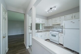 1612 Woodbridge Commons Way in Iselin, NJ - Building Photo - Building Photo